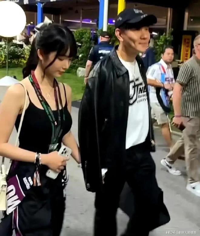 “我姑娘去世了,我要回去”,老人旅游途中收到噩耗,女导游立即安排行程送其回家:为人子女感同身受,任何人面对这事都会伸出援手