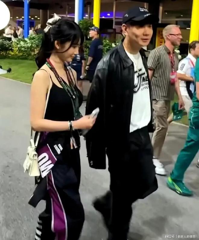 “我姑娘去世了,我要回去”,老人旅游途中收到噩耗,女导游立即安排行程送其回家:为人子女感同身受,任何人面对这事都会伸出援手