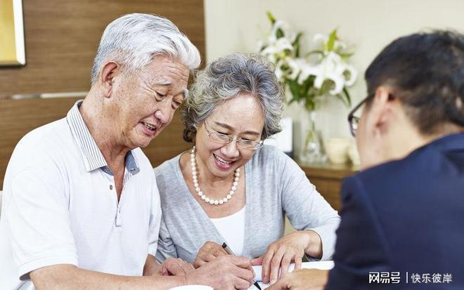贝尔萨定妆照看向地面引争议,博主:因为他觉得自己不是模特