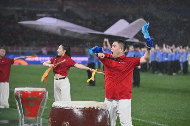 “2034杯”热力开战,农夫山泉全场送电解质水,球迷:有担当