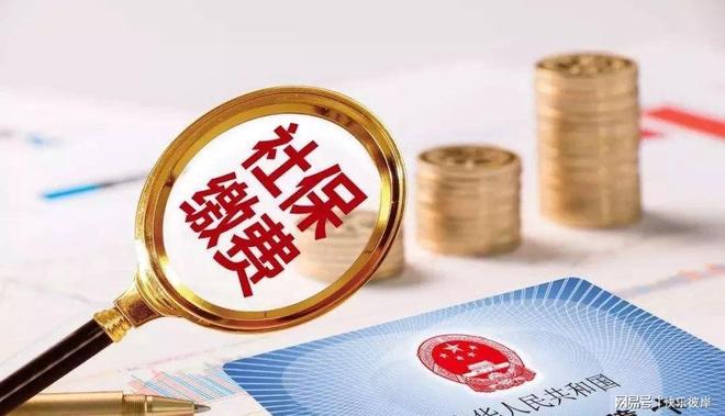 贝尔萨定妆照看向地面引争议,博主:因为他觉得自己不是模特