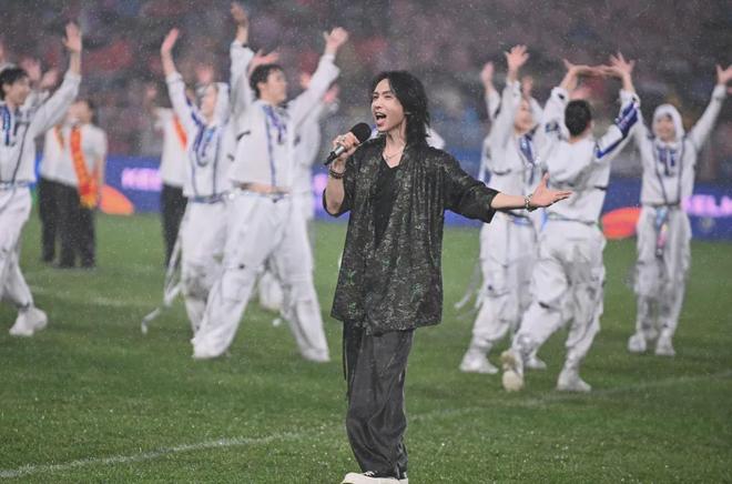 “2034杯”热力开战,农夫山泉全场送电解质水,球迷:有担当