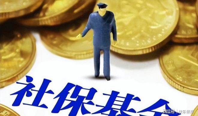 贝尔萨定妆照看向地面引争议,博主:因为他觉得自己不是模特