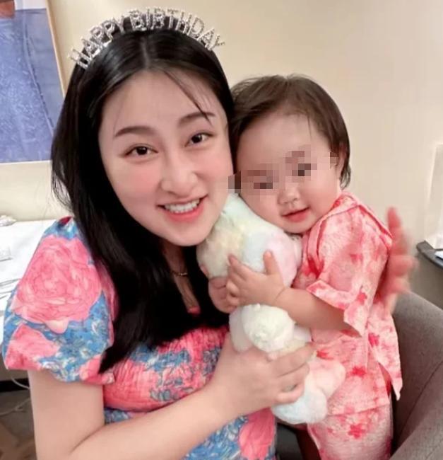余承东再喊“遥遥领先”,喊话苹果用户尝试买个阔直板备用试试!网友:试试就转正