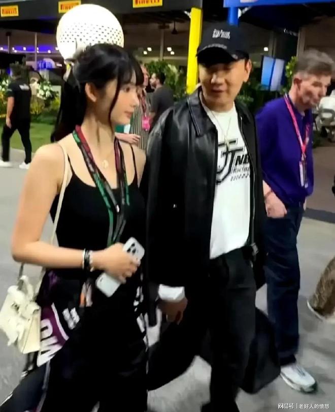 “我姑娘去世了,我要回去”,老人旅游途中收到噩耗,女导游立即安排行程送其回家:为人子女感同身受,任何人面对这事都会伸出援手